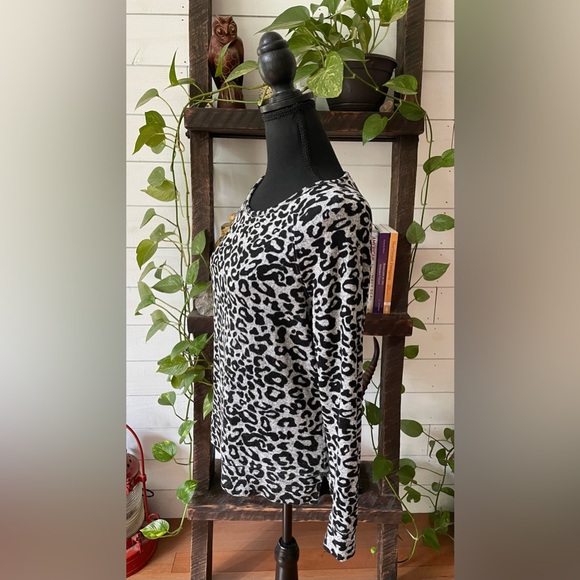 Emily Daniel’s: Gray and Black Leopard Print Lightweight Sweater - Picture 14 of 17